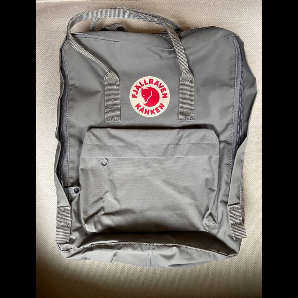 NWOT Classic Kånken backpack in Vinylon fabric. Seat cushion, front pocket gray